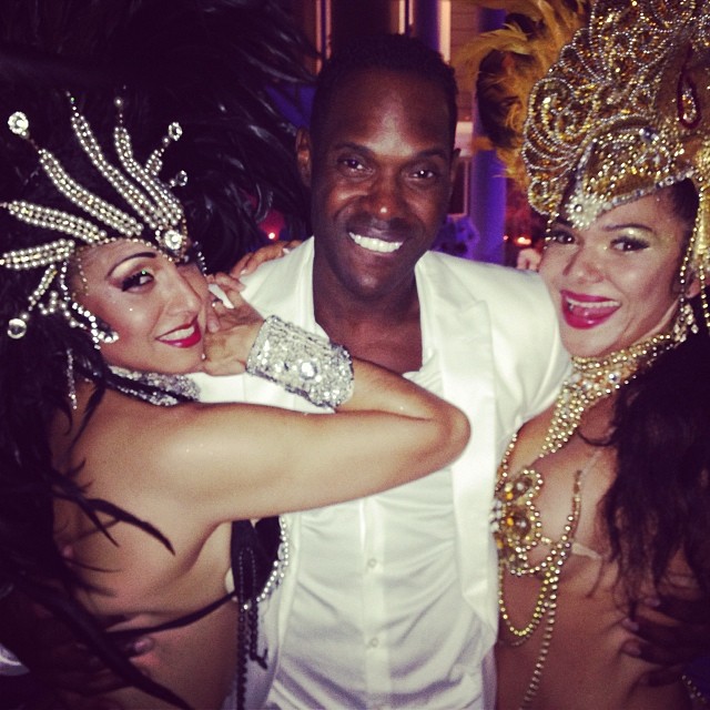 Magic Juan y dos bailarinas de Samba