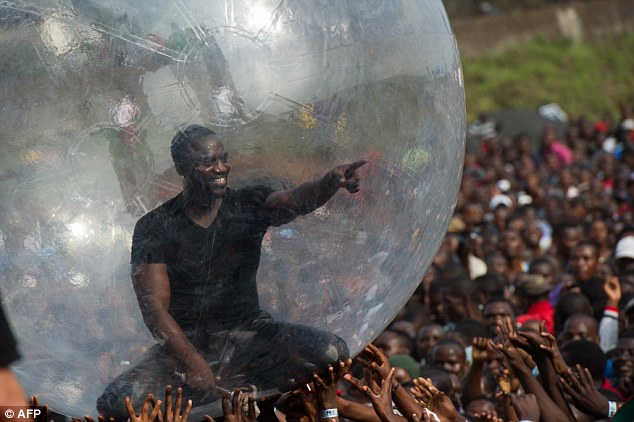 FOTO - Dique Akon canta en una burbuja para prevenir el contagio del ebola