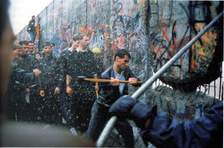 Destruction-of-the-Berlin-Wall-history-33096784-720-475