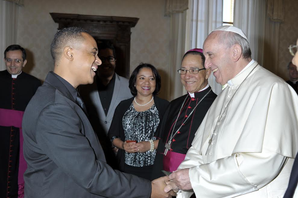 Dominicano recibe regalo del Papa