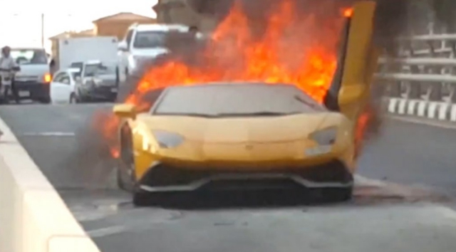 VIDEO – Lamborghini coge fuego cuando dueño estaba de bultero - Remolacha -  Noticias Republica Dominicana