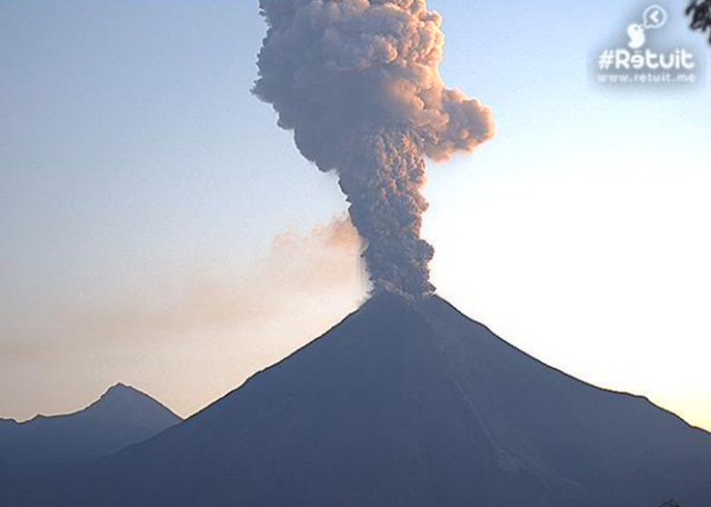 volcan-lanza-columna-ceniza-de-dos-kilometros-de-altura