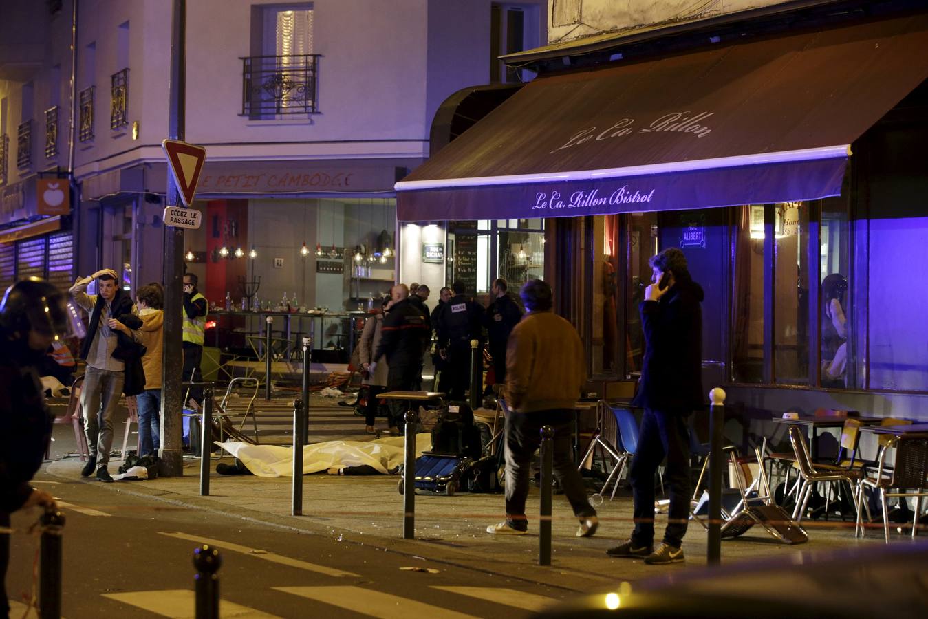 ATTENTION EDITORS - VISUAL COVERAGE OF SCENES OF INJURY OR DEATHGeneral view of the scene with rescue service personnel working near covered bodies outside a restaurant following shooting incidents in Paris, France, November 13, 2015.   REUTERS/Philippe Wojazer