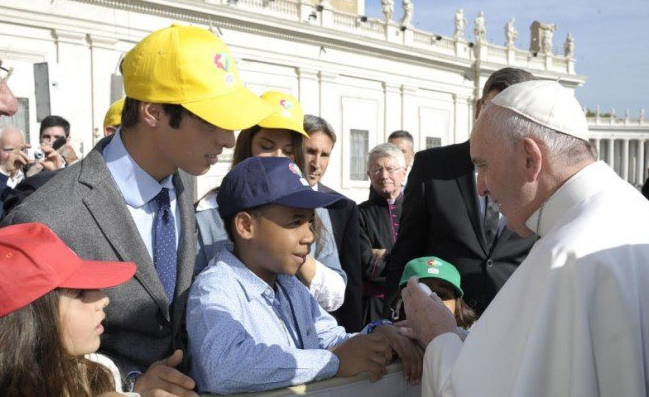Niño dominicano se encuentra por segunda vez con el Papa