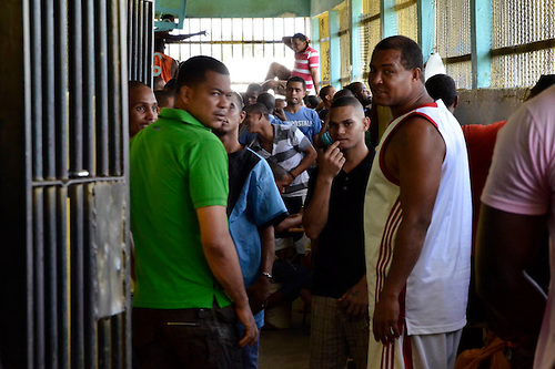 Esta cárcel fue construida en el año de 1994 con capacidad para 700 presos, en la actualidad alberga una matrícula superior a las 1,927 personas. Al presente 1023 reclusos viven en las llamadas goletas, construidas con madera fuerte una encima de la otra en lo que se conoce hoy día como el Centro Correccional Najayo Hombres, del lo que se ha denominado “Viejo Modelo Penitenciario”. Najayo, San Cristóbal, República Dominicana Foto: Orlando Ramos/Acento.com.do Fecha: 16/07/2014