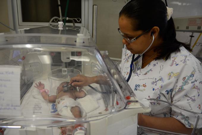 la-primera-bebe-del-ano-2016-sigue-en-cuidados-intensivos