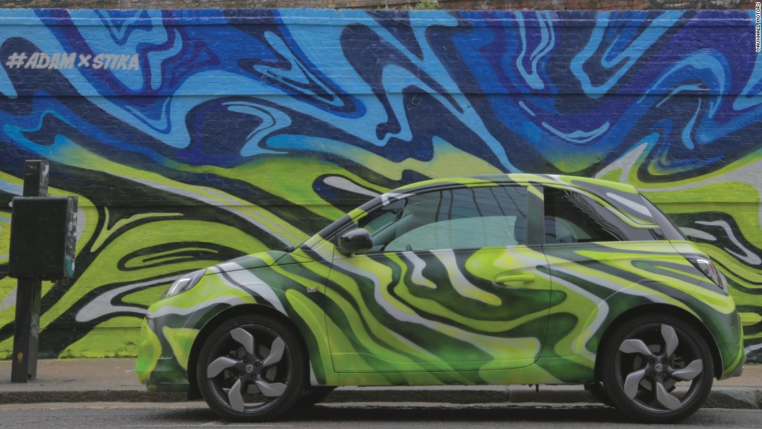 Artistas legendarios pintando carros