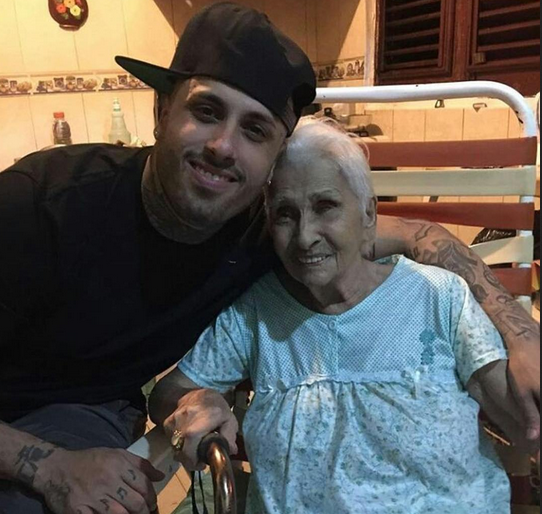 Nicky Jam con su abuela