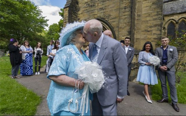 Se casan después de 44 años de noviazgo