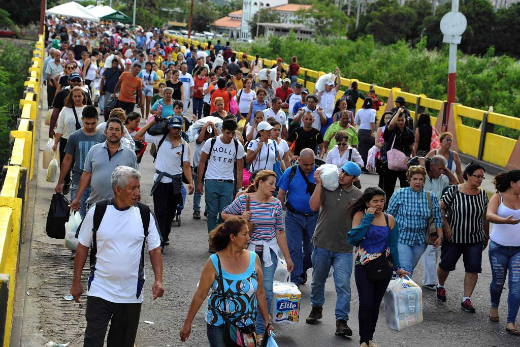 Venezolanos cruzan a Colombia
