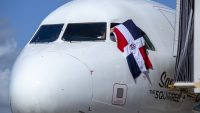 avion con bandera dominicana